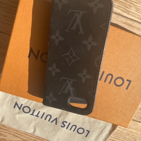 Louis Vuitton Folio Cellphone Case - Picture 5 of 9